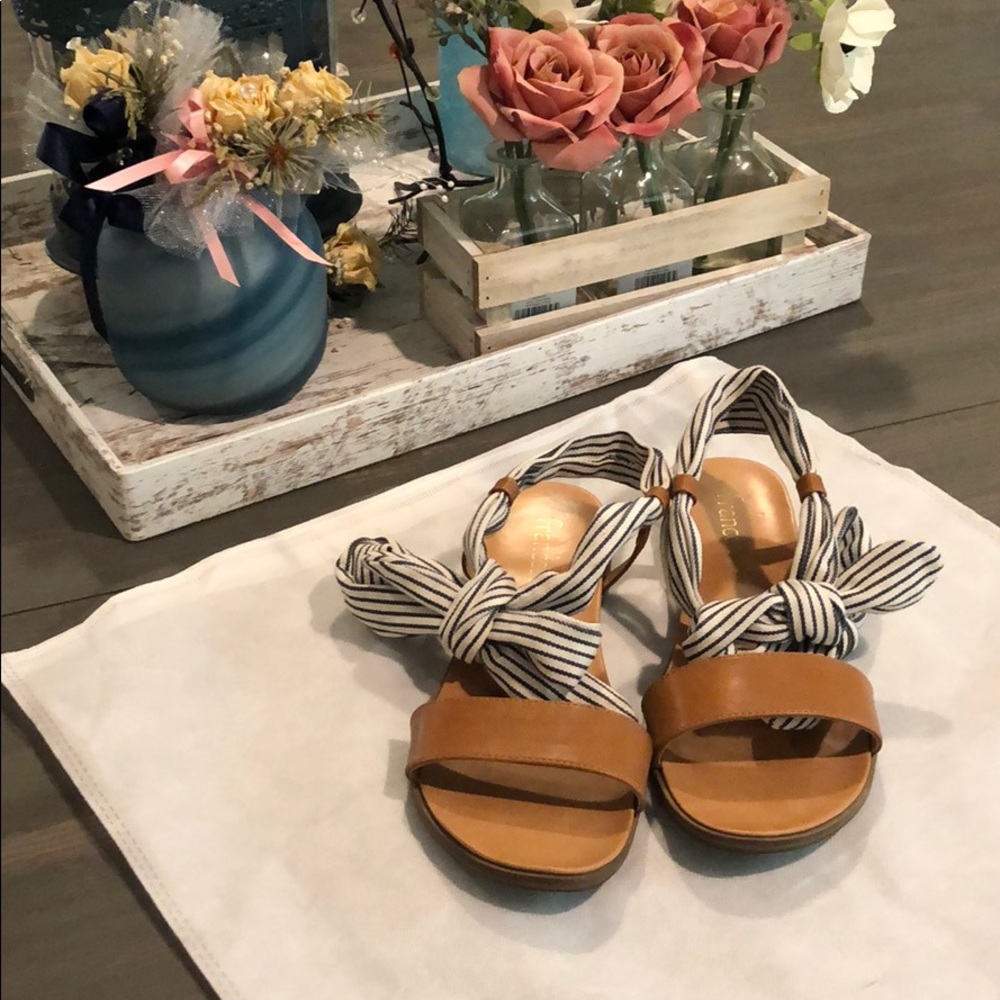 Neutral tie up sandals 👡